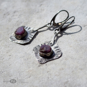 Surowy rubin w srebrze