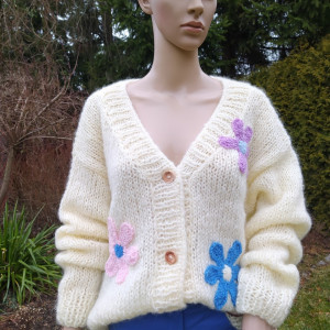 Sweter handmade ecru z kwiatami