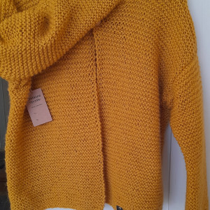 Sweter-kardigan ręcznie robiony.