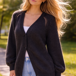 sweter w kolorze antracytowym.