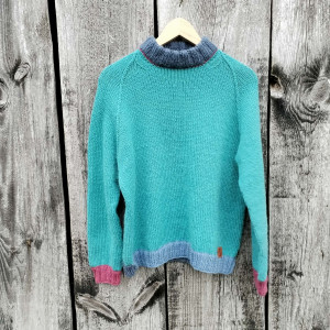 Sweter w kolorze morskiej otchłani