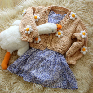 Sweterek dziecięcy z kwiatkami 3d handmade