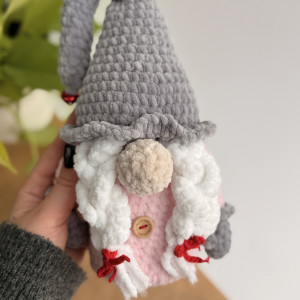 Świąteczny skrzat szydełkowy