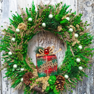Świąteczny wieniec w zieleni, wianek z prezentem, #S1, 45 cm