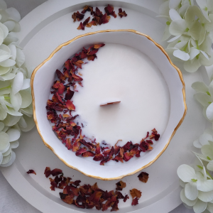 Świeca różana z płatkami