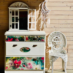 Szafka na buty z kwiatami, żywe kolory, ozdoba przedpokoju