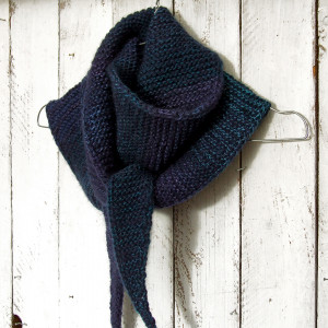 Szalik, trójkątna wąska chusta, cieniowana: granat, fiolet i zieleń