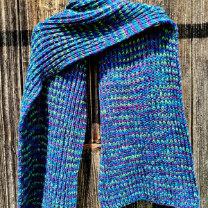Szalik wielokolorowy wykonany na drutach