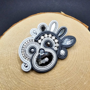 Szara broszka sutasz.