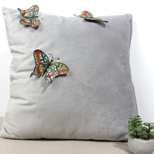 Szara poszewka na poduszkę z kolorowymi motylami