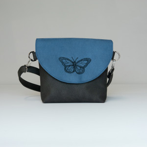 Szara torebka z niebieską klapką i haftem z wolnej ręki - motyl