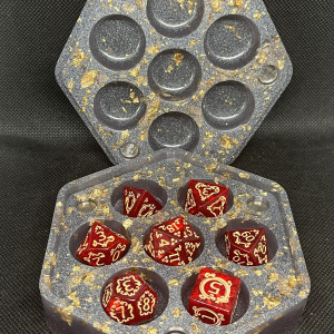 Szare z złotkiem Pudełko na kostki do RPG