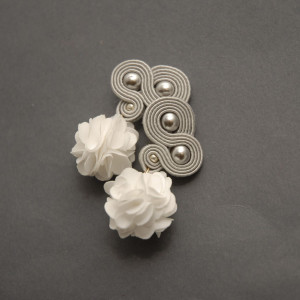 szaro-białe kolczyki / klipsy sutasz z kwiatkiem 4