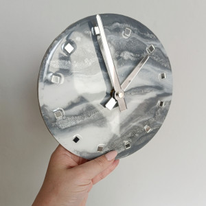 Szaro-biały zegar z żywicy epoksydowej 20 cm