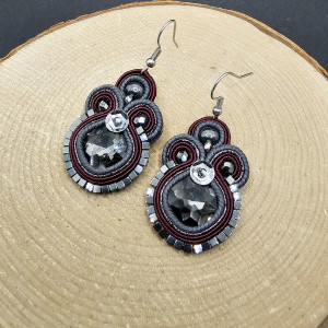 Szaro-bordowe kolczyki sutasz z kryształami