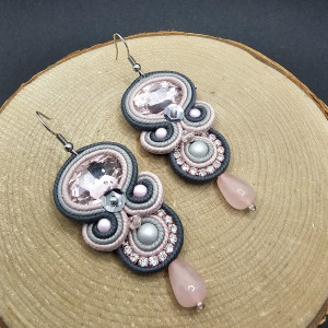 Szaro-różowe kolczyki sutasz z kryształkami