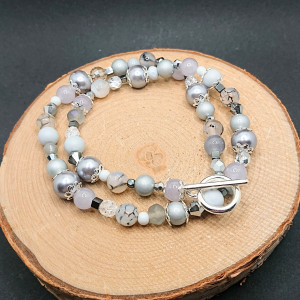 Szaro-srebrny naszyjnik z ozdobnym zapięciem