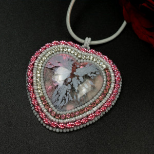 Szaroróżowe serce, wisior z żywicą, haft koralikowy