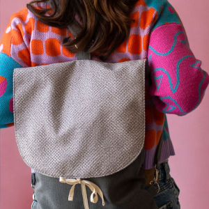 Szary plecak z klapą