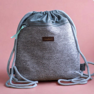 Szary plecak z przednią kieszenią plecionka