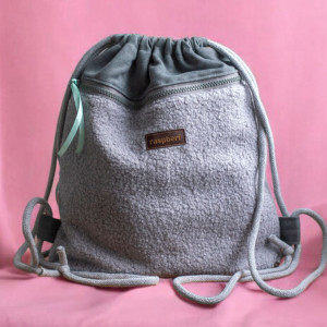 Szary pleciony plecak z przednią kieszenią baranek