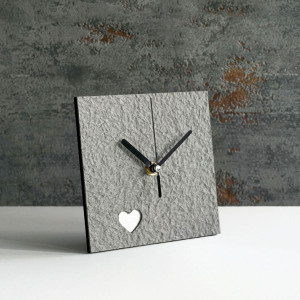 Szary zegar z sercem - prezent na Walentynki