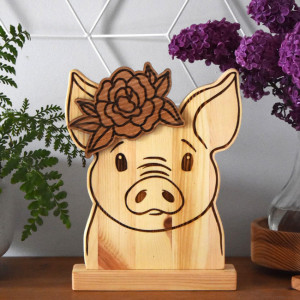 Szczęśliwa świnka z kwiatem z kolekcji "WEGAŃSCY PRZYJACIELE"