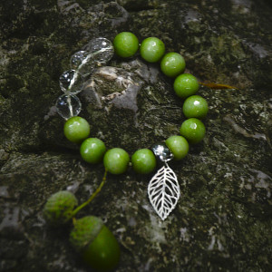 SZEPTY LASU. Bransoletka.z jadeitów.