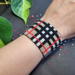 Szeroka bransoletka tartan w czarną i czerwoną kratkę z koralików