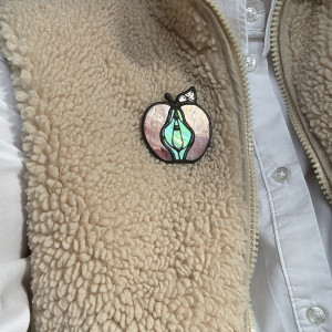 Szklana broszka „Czerwone Jabłko” Symbol kobiecości. Witraż