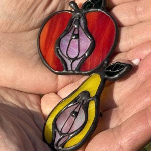 Szklana broszka Owoc Jabłko, Gruszka Łono  Symbol kobiecości. Witraż