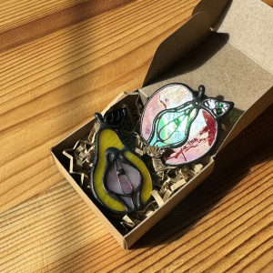 Szklana broszka Owoc Jabłko Gruszka Łono  Symbol kobiecości. Witraż