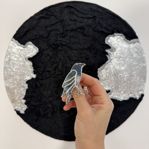 Szklana Witrażowa broszka "Kruk"