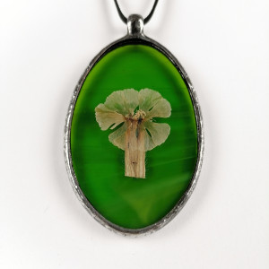Szklany medalion elipsa z kwiatem bieńca (zielony)