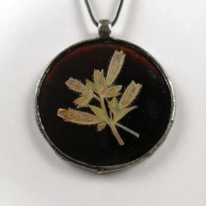 Szklany medalion koło z kwiatami bieńca (brązowy)