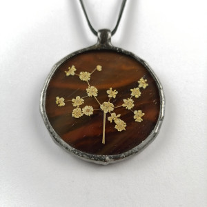 Szklany medalion koło z kwiatami bzu (brązowy)