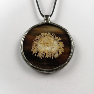 Szklany medalion koło z kwiatem podbiału (brązowy)