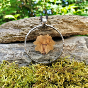Szklany medalion koło z kwiatem tunbergii