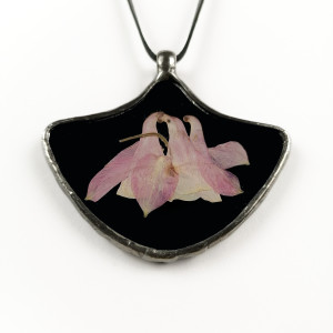 Szklany medalion z kwiatami orlika (czarny)