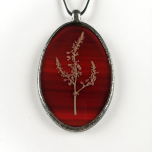 Szklany medalion z kwiatami szczawiu (czerwony)