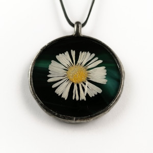 Szklany medalion z kwiatem stokrotki (zielony) #2