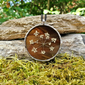 Szklany medalion z kwiatostanem trybuli (brązowy)