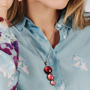 Szklany wisiorek w perłowych odcieniach różu e26/m29