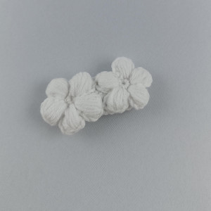 Szydełkowa spinka Flower Puff duo biały