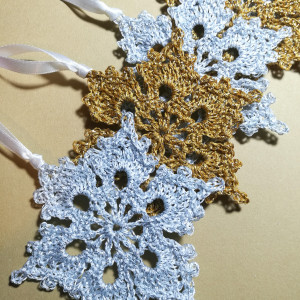 Szydełkowe śnieżynki x 6, Złote i srebrne ozdoby
