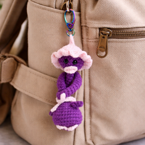 SZYDEŁKOWY BRELOCZEK AMIGURUMI