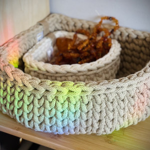 Szydełkowy koszyk narożny, trójkątny