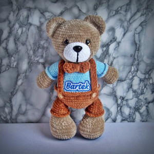 Szydełkowy miś 32cm w brązowych spodenkach nieb. koszulce z imieniem