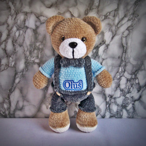 Szydełkowy miś 32cm z imieniem w ubraniu szaro-błękitnym