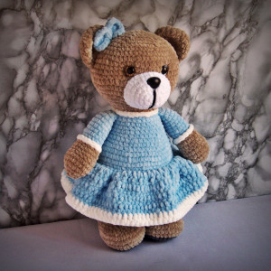 Szydełkowy miś 36cm w błękitnej sukience z obszyciami